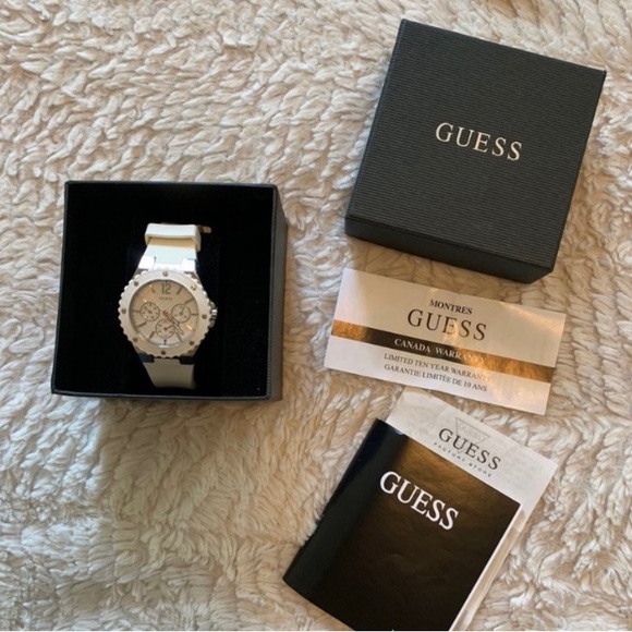 Guess white rubber watch, silver accents. With Tag & box. Good condition - Picture 3 of 3